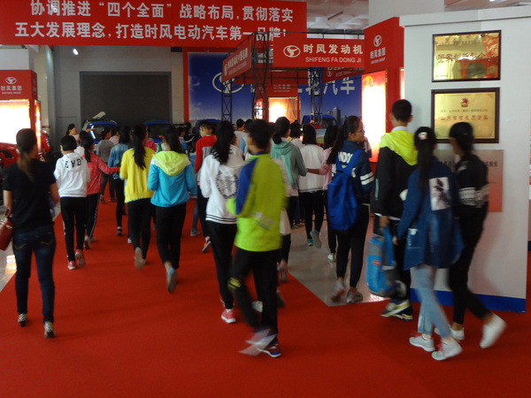 县实验小学部分小学生来大发welcome科技展厅开展科普日活动